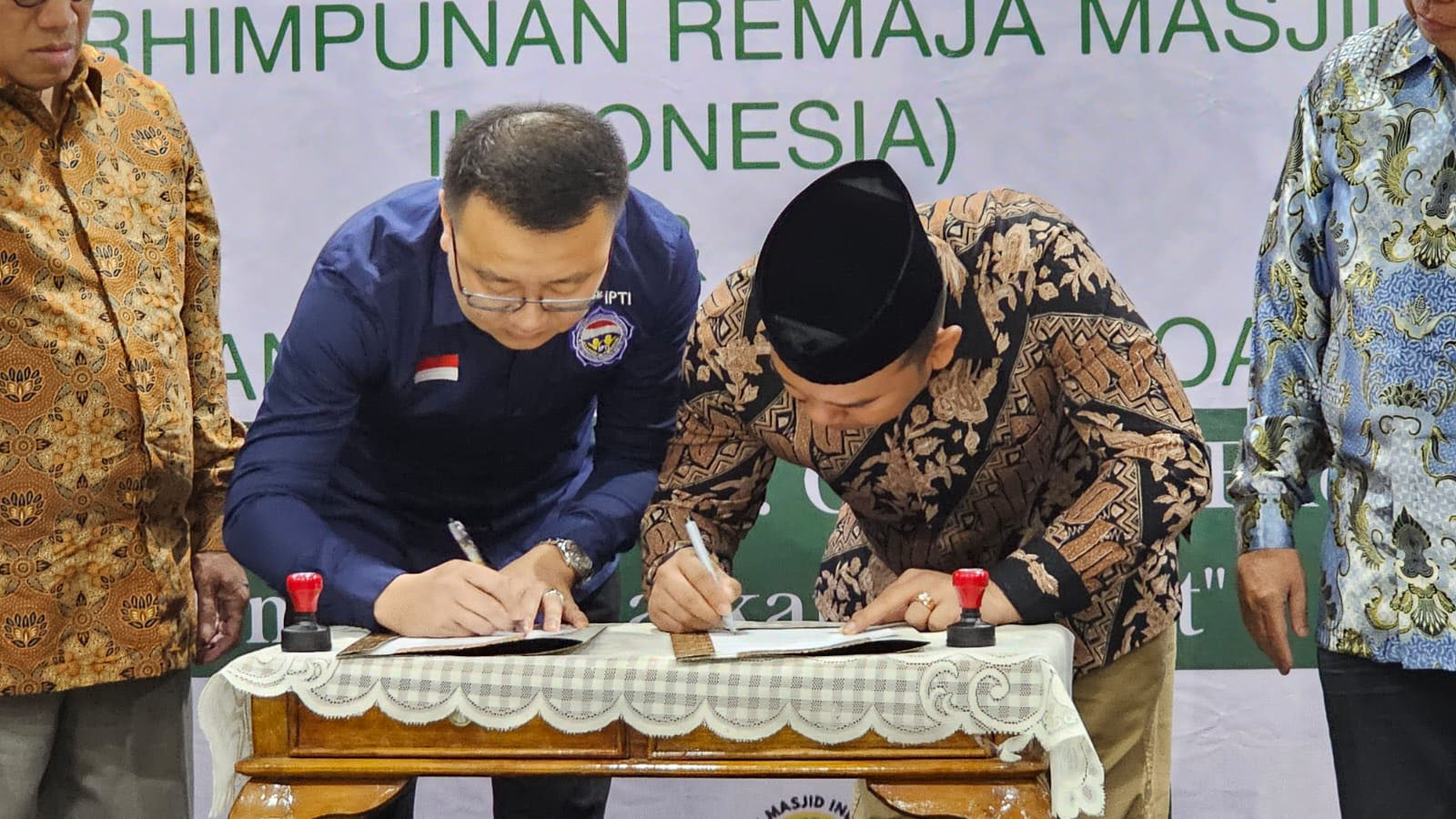 IPTI DAN PRIMA DMI BERKOLABORASI MEMBANGUN BANGSA; MOU KERJA SAMA DENGAN REMAJA MASJID DITANDANGANI BERSAMA